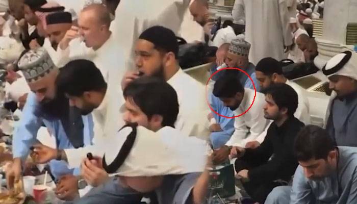 بابر اعظم کی مسجدِ نبوی ﷺ میں روزہ افطار کرتے ویڈیوسوشل میڈیا پروائرل