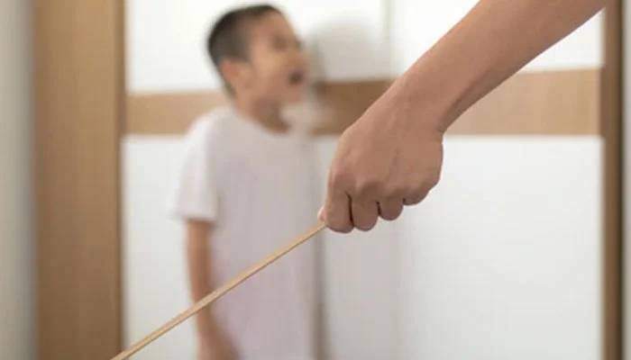 بیوی سے ناراضی کا بدلہ:ظالم باپ نے4 سالہ بیٹے کی ٹانگ توڑ دی