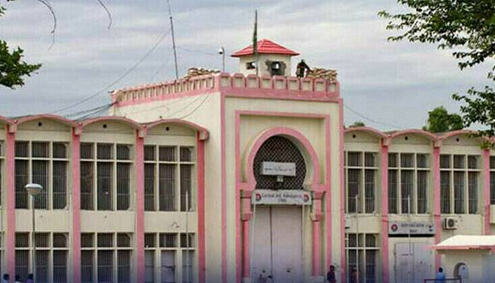 بانی پی ٹی آئی سے ملاقات کیلئے 8 وکلاء کو اندر جانے کی اجازت مل گئی