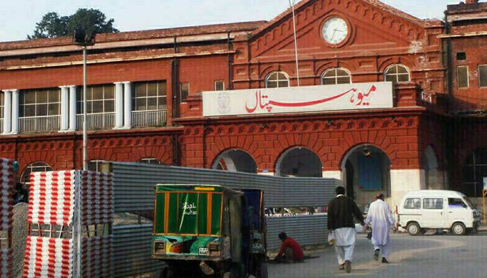 کئی ماہ سے تنخواہ نہ ملنے پرمیواسپتال میں ملازم کی خودسوزی کی کوشش