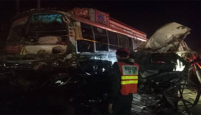 چنیوٹ: بس اور ہائی ایس میں تصادم ، 5 افراد جاں بحق، متعدد زخمی