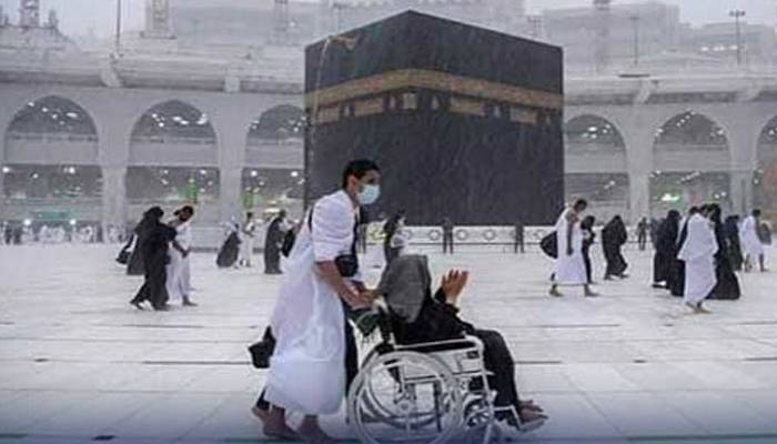 مسجدالحرام:عشرہ مغفرت کے آغاز پر باران رحمت،زائرین نےطواف کعبہ جاری رکھا