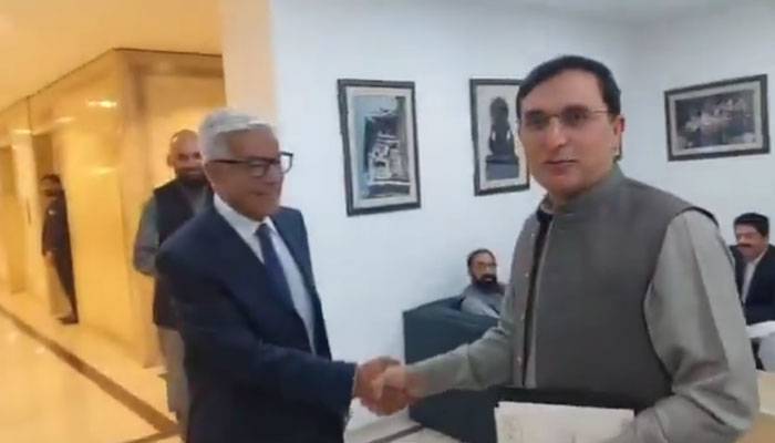 ویڈیو: پارلیمنٹ میں خواجہ آصف، بیرسٹر گو ہر کی ملاقات، مصافحہ کیا اور قہقہے بھی لگائے