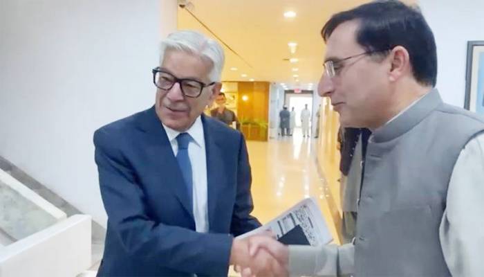 پارلیمنٹ کوریڈورمیں خواجہ آصف اور بیرسٹر گوہر میں مسکراہٹوں کاتبادلہ اور مصافحہ