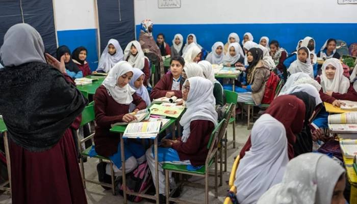 پشاور:میٹرک امتحانات کی زائدفیس وصول کرنے والے اسکولوں کیخلاف کارروائی کا فیصلہ