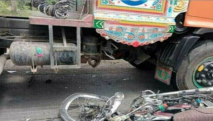 واٹر ٹینکر کی موٹر سائیکل کو ٹکر،شوہر ، حاملہ خاتون  جاں بحق، نومولود بچہ بھی چل بسا