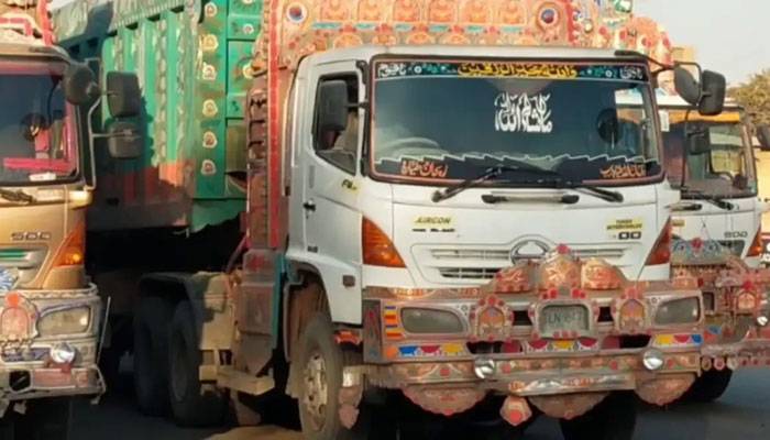 ٹرک و ڈمپرز میں  3 ماہ میں کیمرے ، ٹریکرز نصب  کرنے کا حکم 