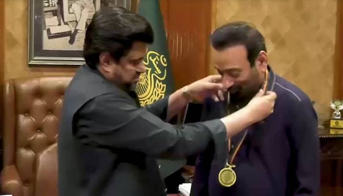 گورنر سندھ کا چیرمین کیبل آپریٹرز ایسوسی ایشن  کو بہترین خدمات پر گولڈ میڈل