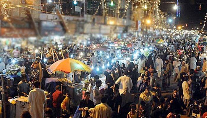 عید کا چاند نظر آتے ہی بازاروں میں رش لگ گیا