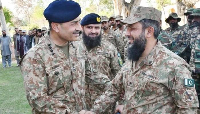 آرمی چیف کا وانا اور ڈیرہ اسماعیل خان کا دورہ، افسروں اور جوانوں کیساتھ عید منائی