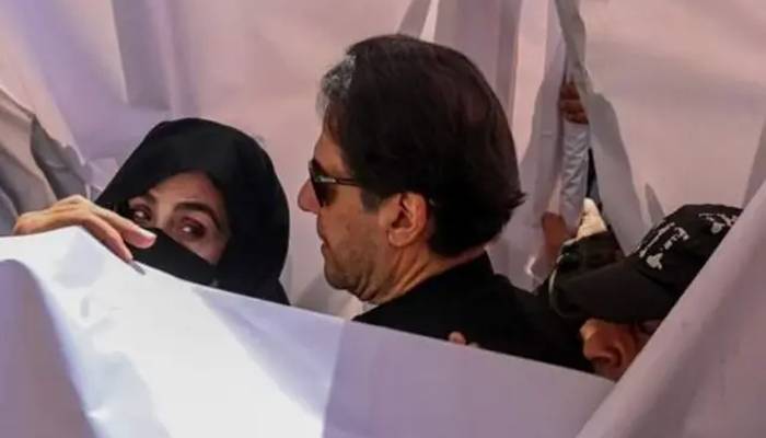 ملاقات کے دوران عمران خان اور بشری بی بی نے ہاتھوں میں ہاتھ ڈال رکھے تھے،رہنما پی ٹی آئی