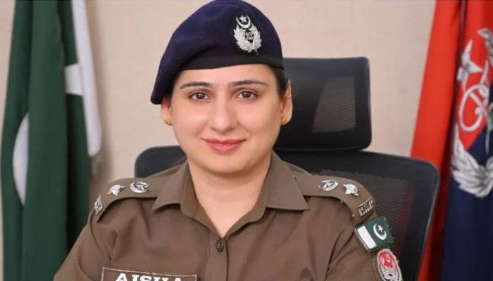 خاتون  پولیس افسر عائشہ بٹ   نے  عالمی اعزاز اپنے نام کرلیا