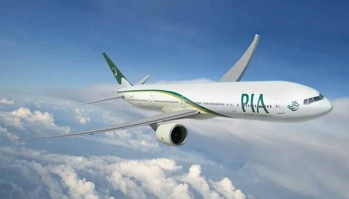 سگریٹ پینےسے روکنے پر مسافر  نے پی آئی اے کے فضائی میزبانوں پر حملہ کردیا