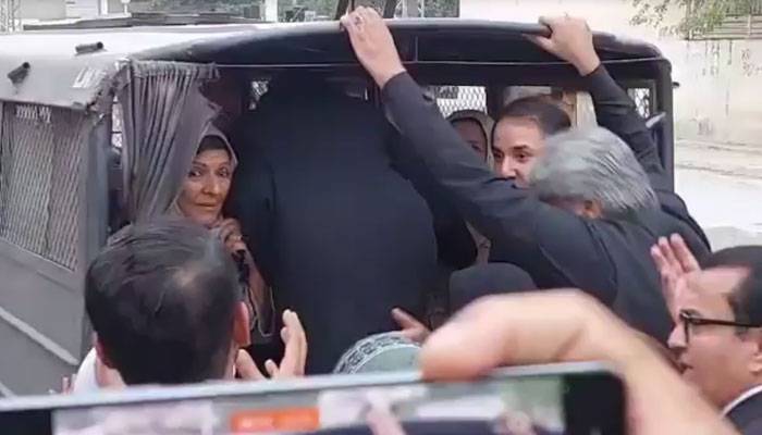 پولیس نے بانی پی ٹی آئی کی تینوں بہنوں  کو حراست میں لے لیا