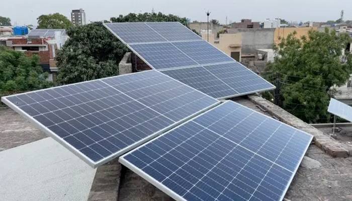 سولر پینلز کی قیمتوں میں ہزاروں روپے کی بڑی کمی