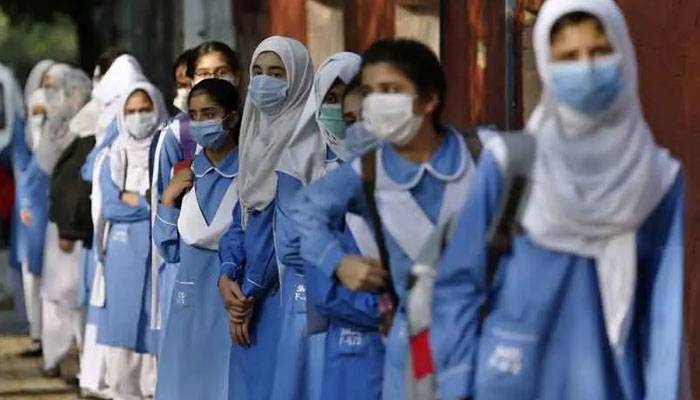 خیبرپختونخوا حکومت کا مڈل سکول کی طالبات کو مفت ٹرانسپورٹ دینے کا اعلان 
