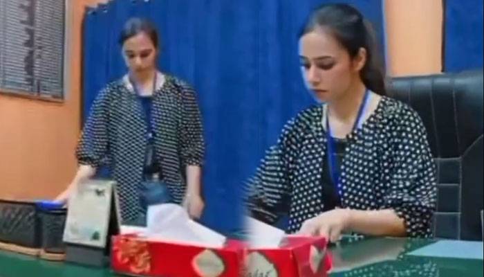 SHO کی سیٹ پر بیٹھ کر خاتون یوٹیوبر کی ٹک ٹاک ویڈیو وائرل، آفیسرمعطل