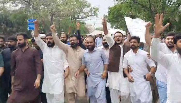 محکمہ صحت کے ملازمین کا احتجاج، پولیس کا مظاہرین کو روکنے کیلئے واٹر کینن  کا استعمال 