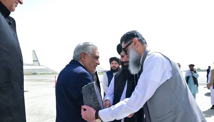 اسحاق ڈاروفد کےہمراہ سکیورٹی اور امن و سلامتی سےمتعلق مذاکرات کیلئےکابل پہنچ گئے
