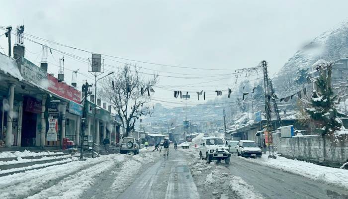 چترال میں بارش اور برفباری کی نئی لہر، فصلیں متاثر، ندی نالے بپھر گئے