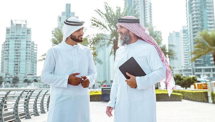 یو اے ای: اشتہارات میں قومی لباس پہننے پر غیرملکیوں کو روک دیا گیا 