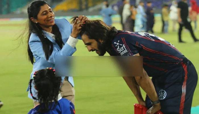 عروج ممتاز نے حسن علی کے بالوں کی پونی بنا دی، تصویریں وائرل
