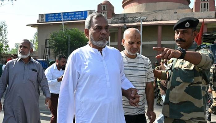 پہلگام حملے کے بعد پاکستانی شہریوں کی واپسی، بھارت کا سخت مؤقف