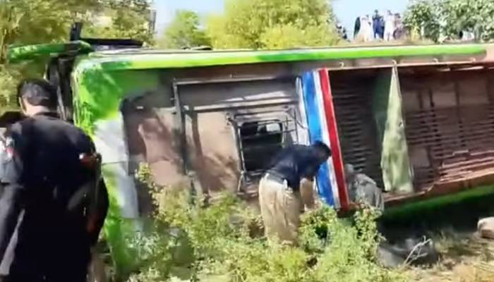 ایبٹ آباد، مسافر بس کھائی میں گرنے سے 2 افراد جابحق، 26 زخمی