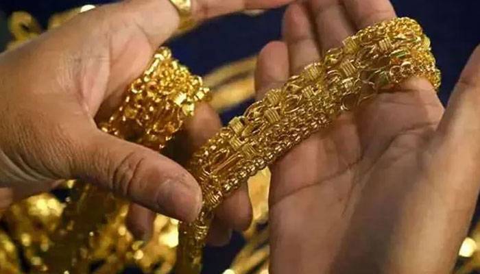 سونے کی فی تولہ قیمت میں 1300 روپے کی کمی