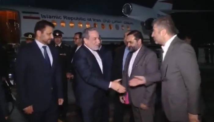 پاک بھارت کشیدگی میں کمی کی کوشش، ایرانی وزیر خارجہ پاکستان پہنچ گئے