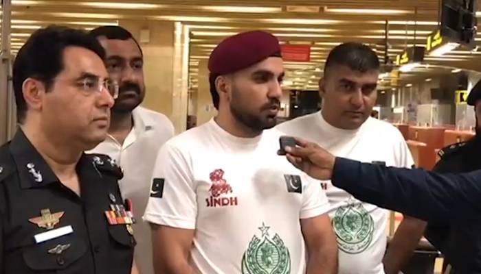  بھارتی حریف کو دھول چٹانے والے باکسر شہیر آفریدی وطن پہنچ گئے، شاندار استقبال