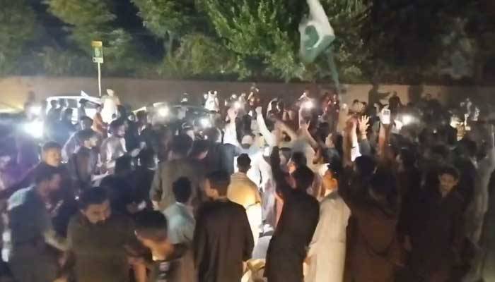راولپنڈی میں شہری سڑکوں پر نکل آئے، پاک فوج زندہ باد کے نعرے