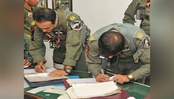 پاکستانی شاہینوں کی دشمن پر حملے سےپہلے اپنے ہاتھوں سے وصیت پر دستخط 