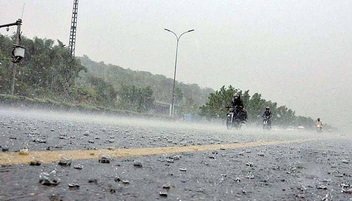 لاہور کے مختلف علاقوں میں بارش، گرمی کا زور ٹوٹ گیا