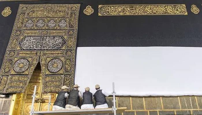 ایامِ حج سے قبل غلافِ کعبہ کو تین میٹر بلند کر دیا گیا