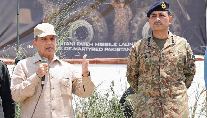 وزیر اعظم کا کامرہ ایئر بیس کا دورہ، پاک فضائیہ کے شاہینوں سے ملاقات