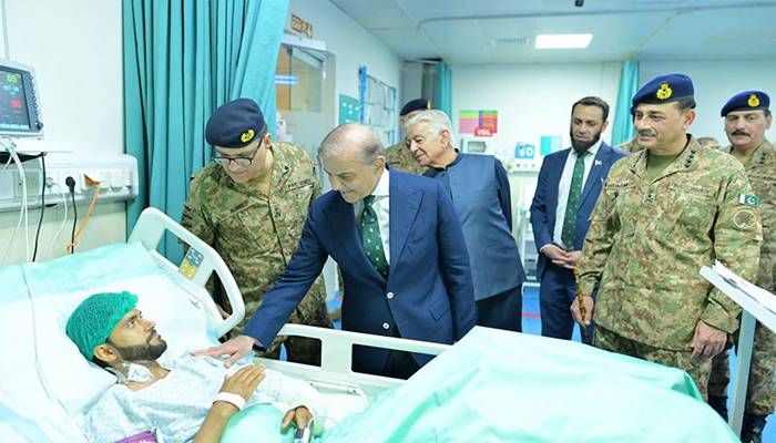 معرکہ حق: وزیرِاعظم شہباز شریف اور آرمی چیف کا سی ایم ایچ راولپنڈی کا دورہ