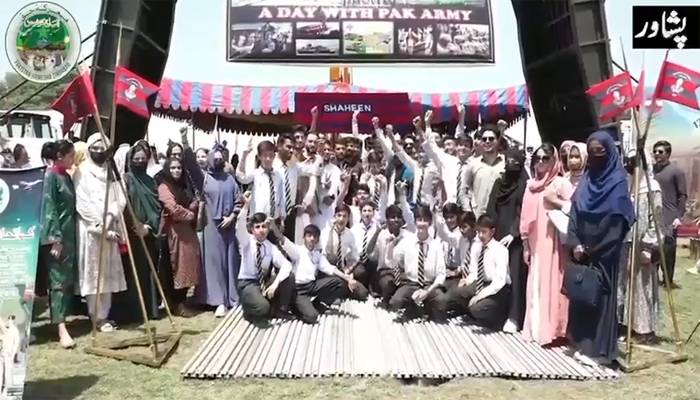  معرکہ حق:مختلف تعلیمی اداروں کے طلباء و طالبات کا پشاور کینٹ کا دورہ