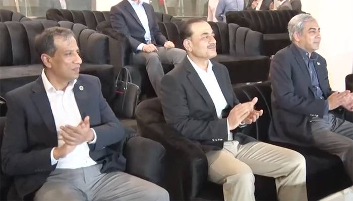 پی ایس ایل کا دوبارہ آغاز، آرمی چیف کی آمد،اسٹیڈیم پاک فوج کےنعروں سےگونج اٹھا