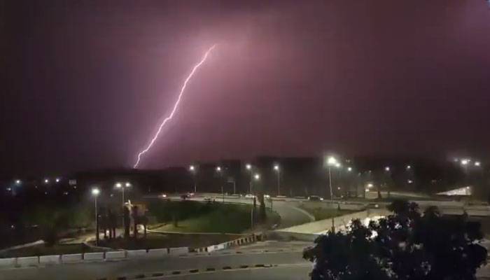اسلام آباد میں شدید آندھی ، گرج چمک کے ساتھ بارش ، گرمی کازور ٹوٹ گیا
