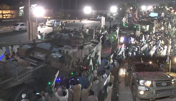 بارڈر سے واپسی پر پاک فوج کا زندہ دلان لاہور کیجانب سے پر تپاک استقبال