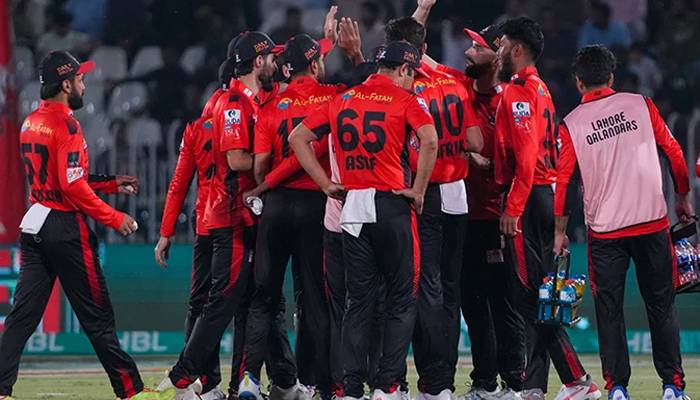 پی ایس ایل 10: لاہور قلندرز کو دھچکا لگ گیا، اہم کھلاڑی باہر