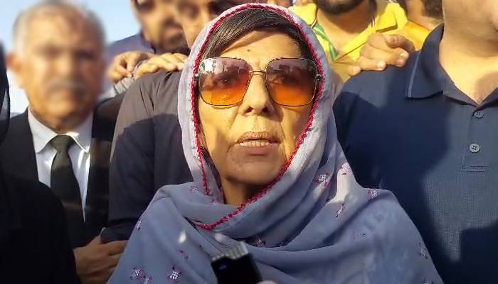 بانی پی ٹی آئی اسٹیبلشمنٹ  سے بات کرنے کیلئے تیار ہیں: علیمہ خان