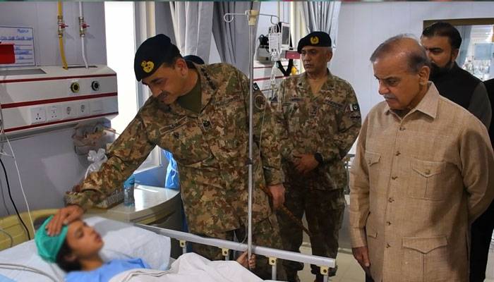 وزیر اعظم ، فیلڈ مارشل عاصم منیر کادورہ کوئٹہ ، زخمی بچوں کی عیادت کی