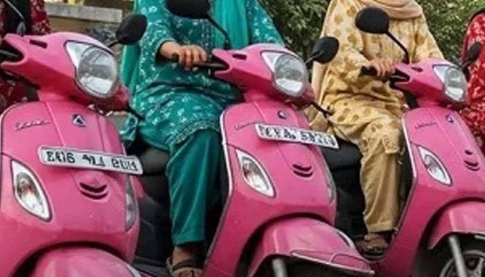 سندھ حکومت کا خواتین کی EV اسکوٹیز کی دینے کیلئے اگلے ماہ قرعہ اندازی کا فیصلہ 