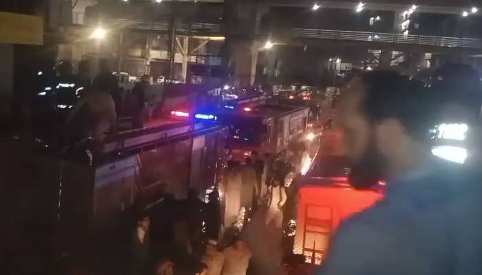 پشاور: شعبہ بازار آفریدی مارکیٹ میں لگی آگ بے قابو ہوگئی