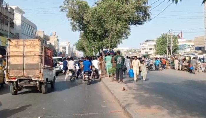کراچی : بجلی پانی کی بندش، شہری سڑکو ں پر آگئے، ٹریفک جام