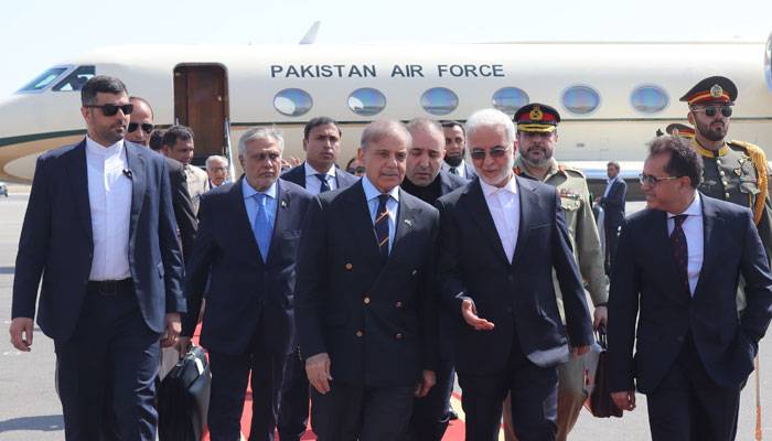 وزیر اعظم  شہباز شریف 2 روزہ دورے ایران کے شہر تہران پہنچ گئے