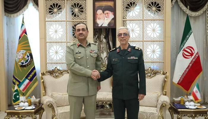 فیلڈ مارشل عاصم منیر کی  ایرانی چیف آف جنرل اسٹاف سے ملاقات، باہمی دلچسپی کے امور پر گفتگو