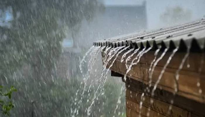ملک کے مختلف حصوں میں بادل برس پڑے، درخت گرنے سے گاڑی تباہ